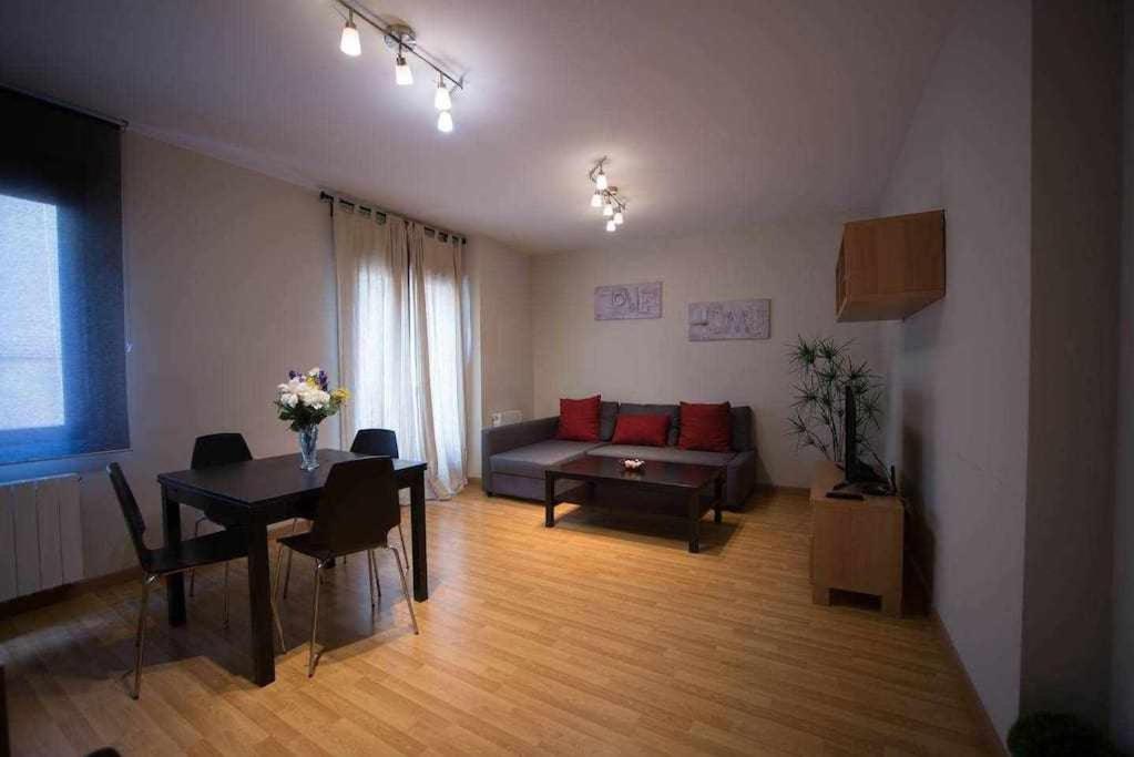 特鲁埃尔Chantria Teruel的客厅配有沙发和桌子