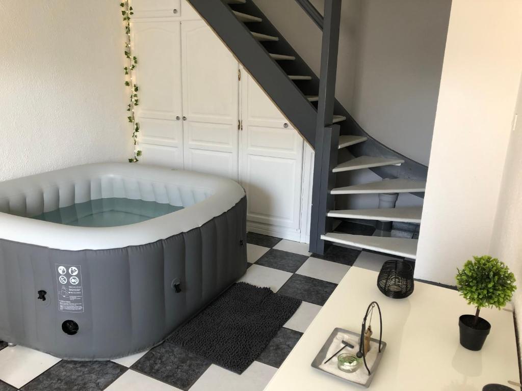 佩罗讷Le Clémenceau的楼梯间内的浴缸