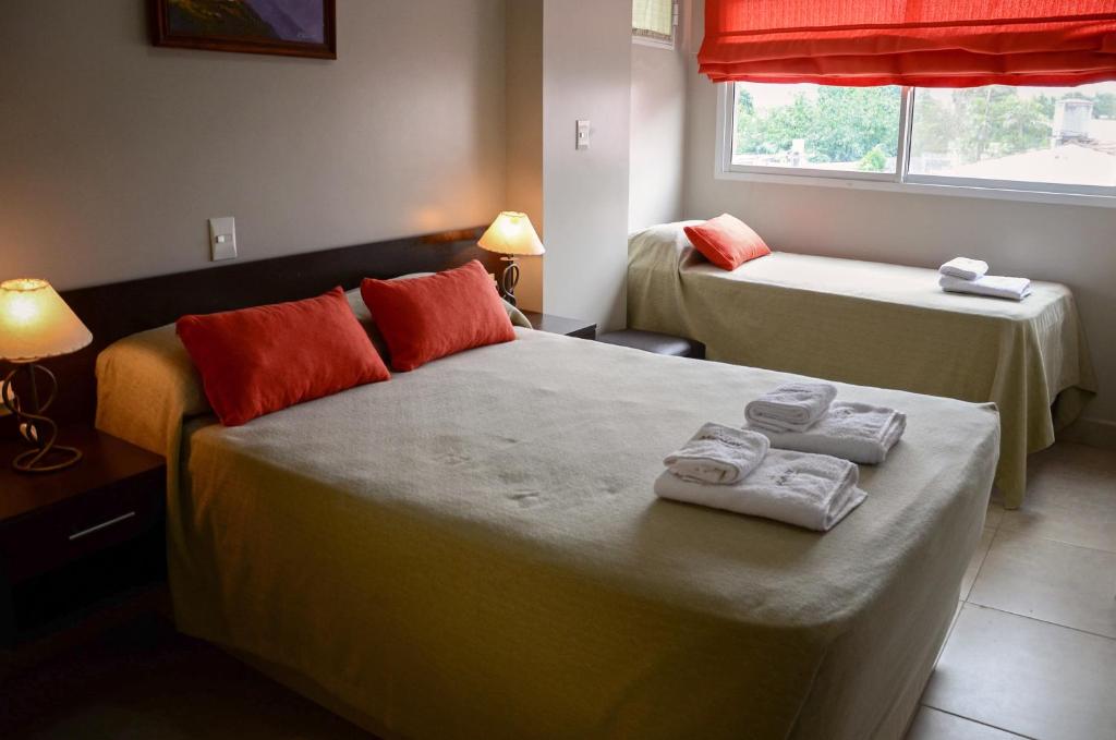 Libertador General San MartínMunay Ledesma的酒店客房,配有两张带毛巾的床