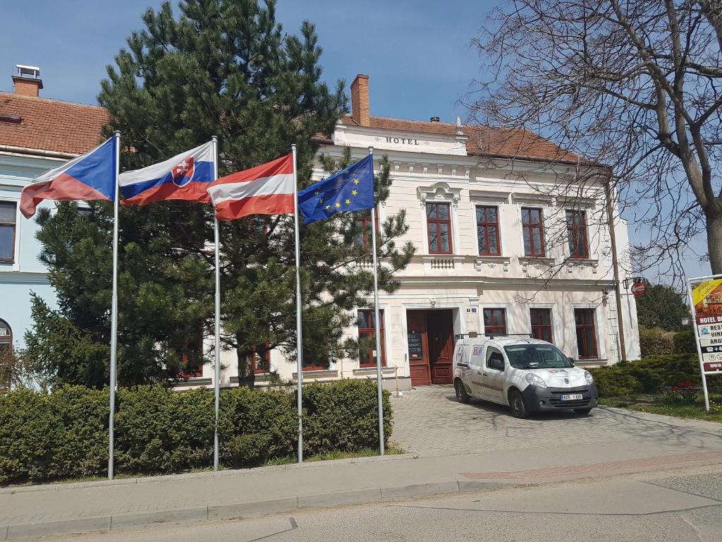 DrnholecHotel Drnholec的建筑物前的一组旗帜
