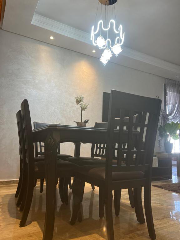 卡萨布兰卡luxury apartments的餐桌、椅子和吊灯