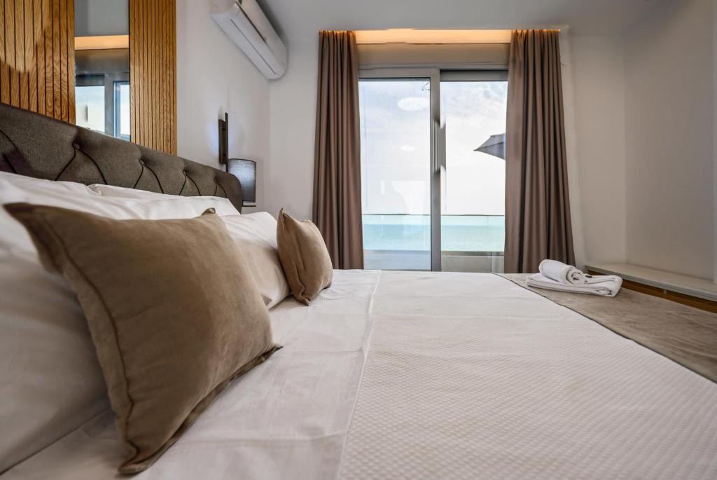 苏托莫雷G Star Hotel的一间卧室设有一张大床,享有海景