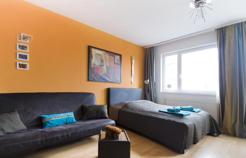 布达佩斯卡内利亚公寓的客厅配有床和沙发