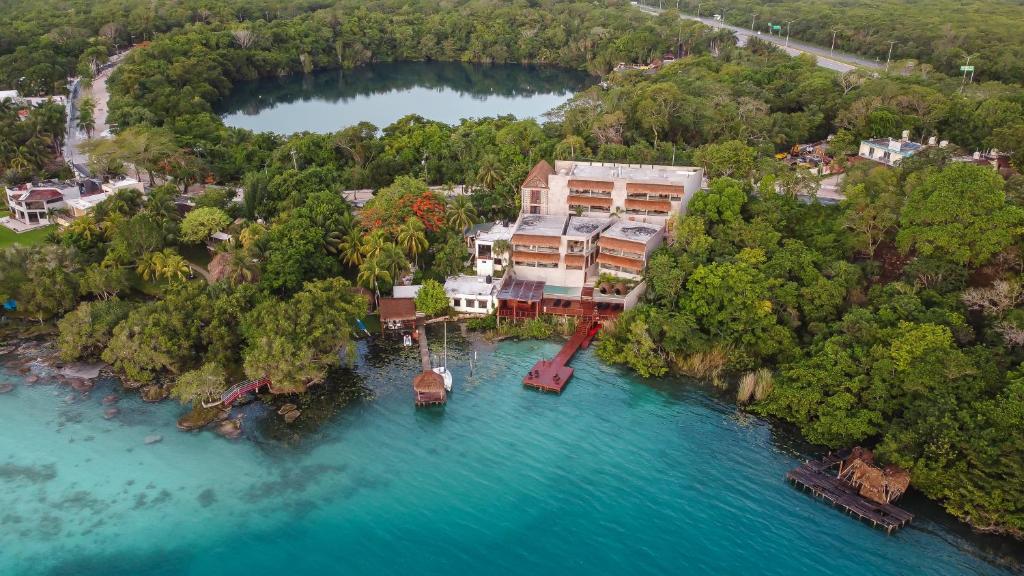 巴卡拉尔Hotel Amainah Bacalar Adults Only的水面上岛上房屋的空中景观