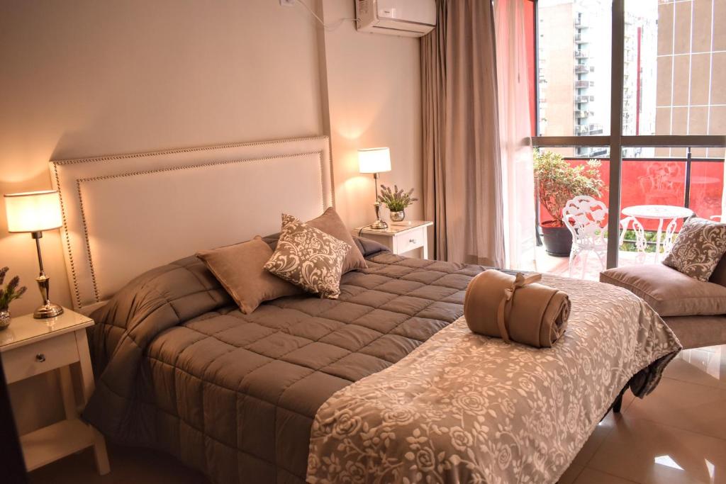 科尔多瓦Departamento de los Boulevares的一间卧室设有一张床和一个大窗户