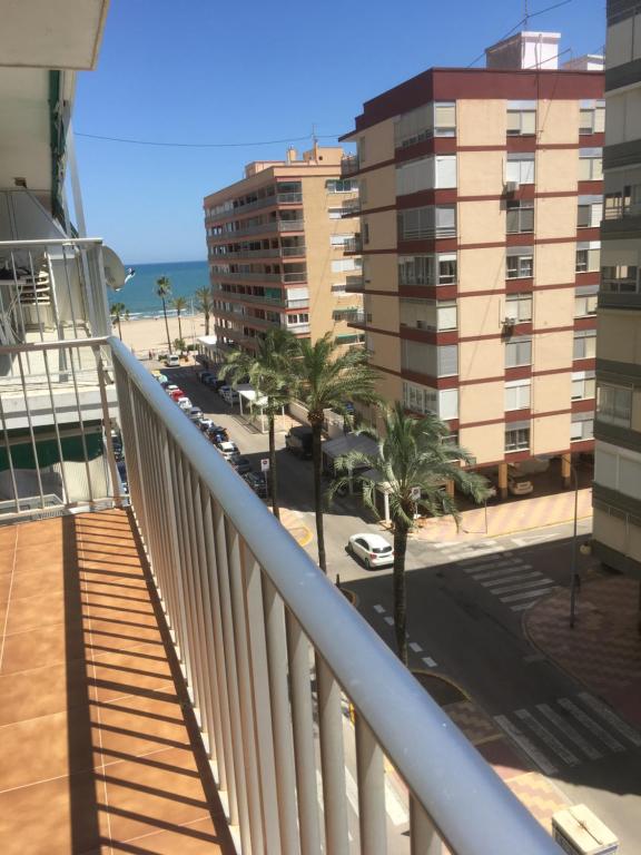 库列拉Apartamento Cullera-playa Parking Wifi的享有海滩和建筑景致的阳台