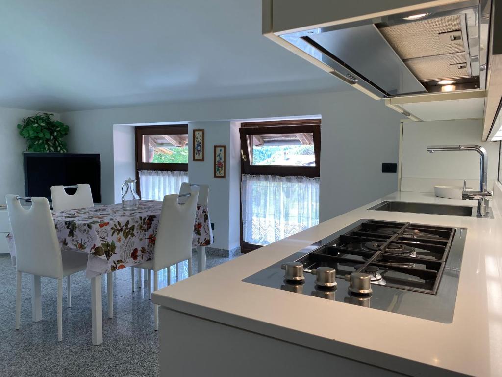 CaresCasa vacanze nonna Orsola的厨房配有炉灶和桌椅
