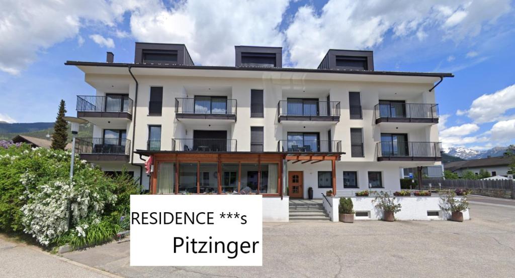 法尔泽斯Residence Pitzinger的前面有标志的大型白色建筑