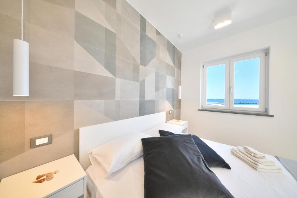 伊斯基亚Fortino Uno的一间卧室设有一张床,墙上设有窗户
