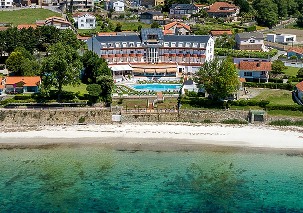 桑亨霍那宁海滩Spa酒店的享有酒店和海滩的空中景致