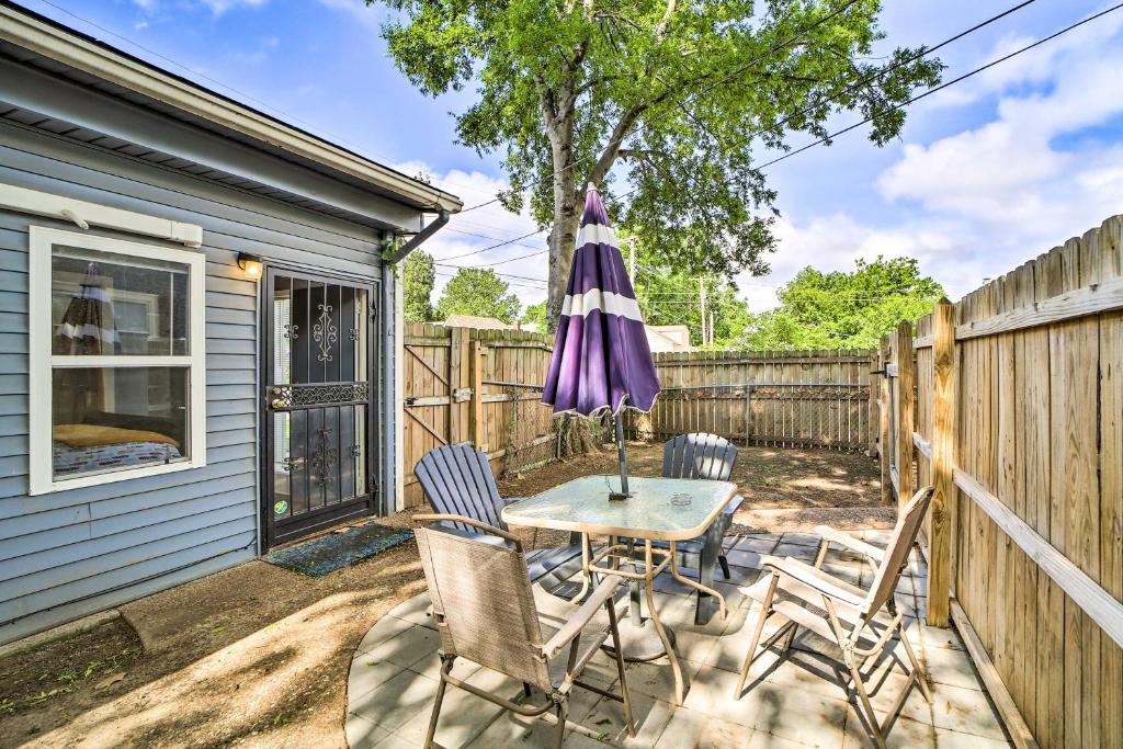 塔尔萨Calming Tulsa Home, half Mi to Cherry St Fun!的庭院配有桌椅和遮阳伞。