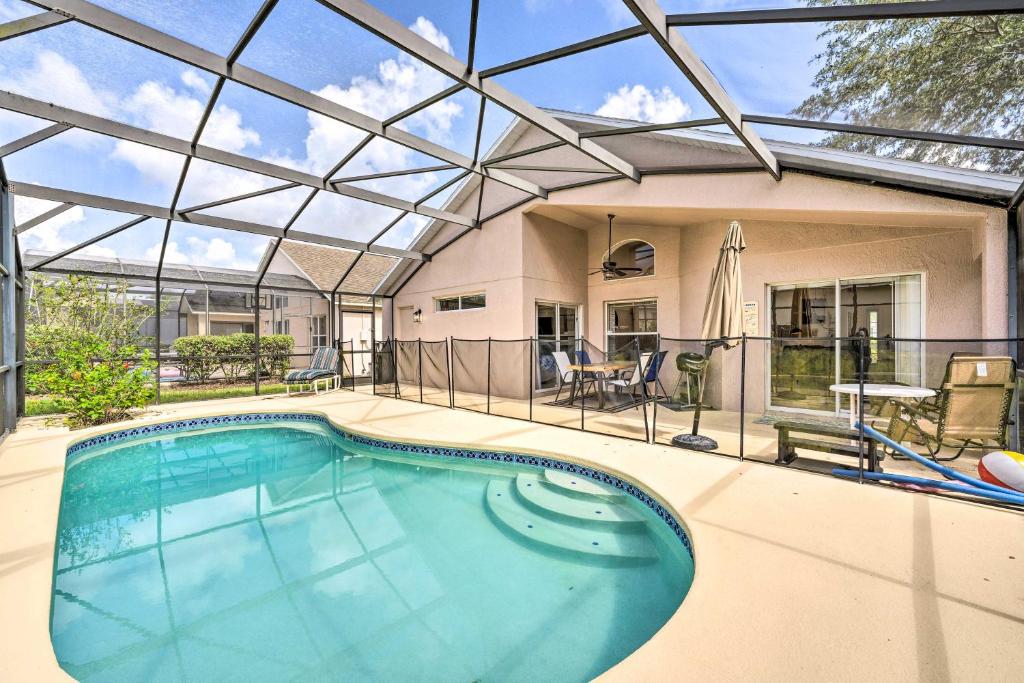 海恩斯城Family Home with Pool on Award-Winning Golf Course!的一个带玻璃屋顶的室内游泳池