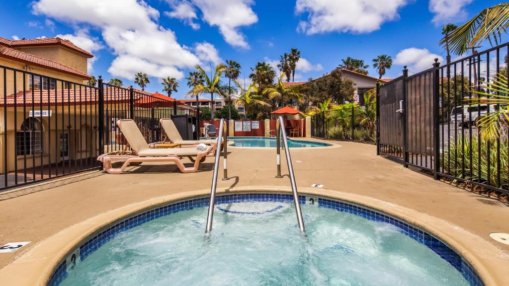 圣地亚哥Mission Bay Inn San Diego的院子里一个带两把椅子的游泳池