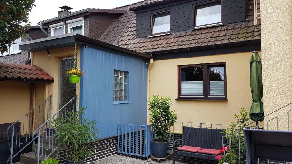 卡塞尔Ferienwohnung in Gartenlandschaft的一面有蓝色油漆的房子