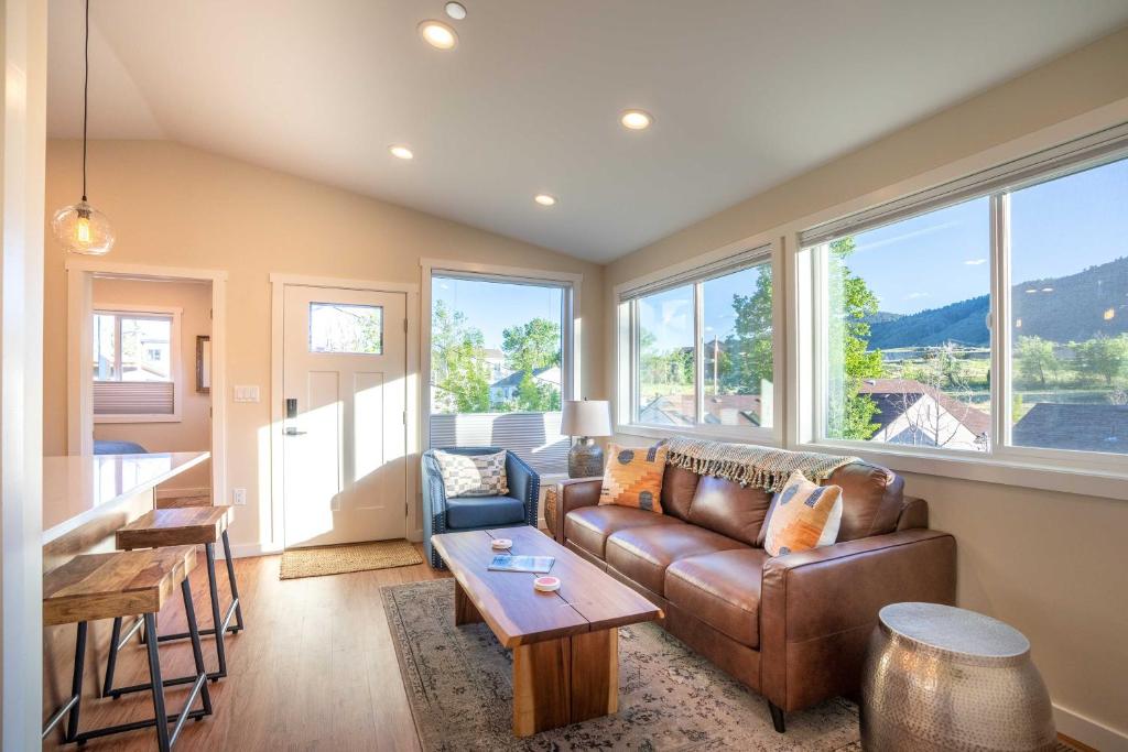 高尔顿Modern Golden Cottage with Incredible Mountain View!的客厅配有沙发和桌子