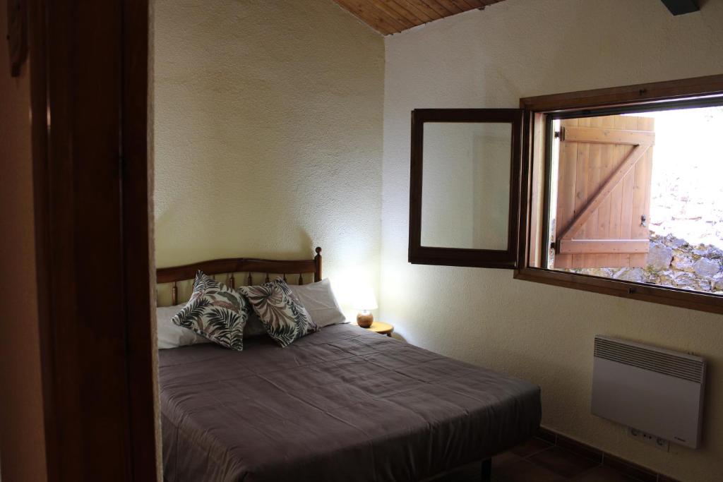 La Plana de Mont-RosCasa Teresina的一间卧室配有一张带窗户的床和一张四柱床