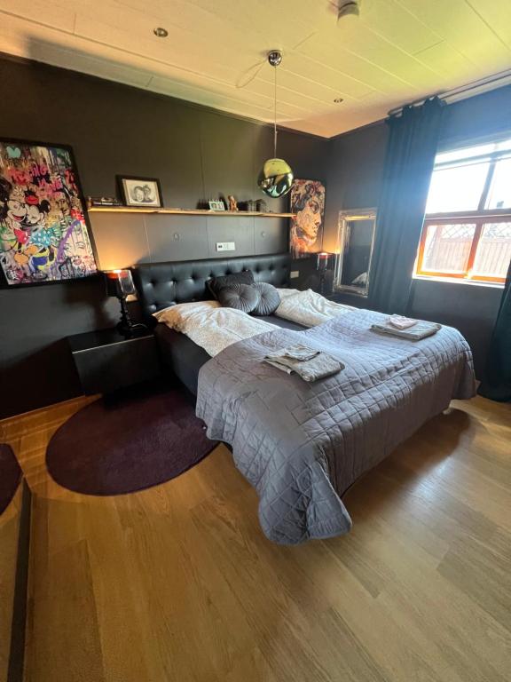 塞尔福斯Golden Circle House Ölfusá的一间卧室,卧室内配有一张大床