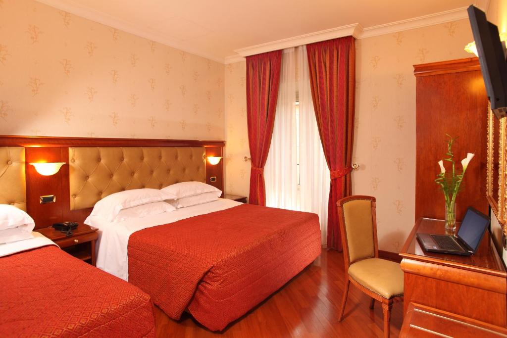 罗马Hotel Serena srl的酒店客房设有两张床和电视。