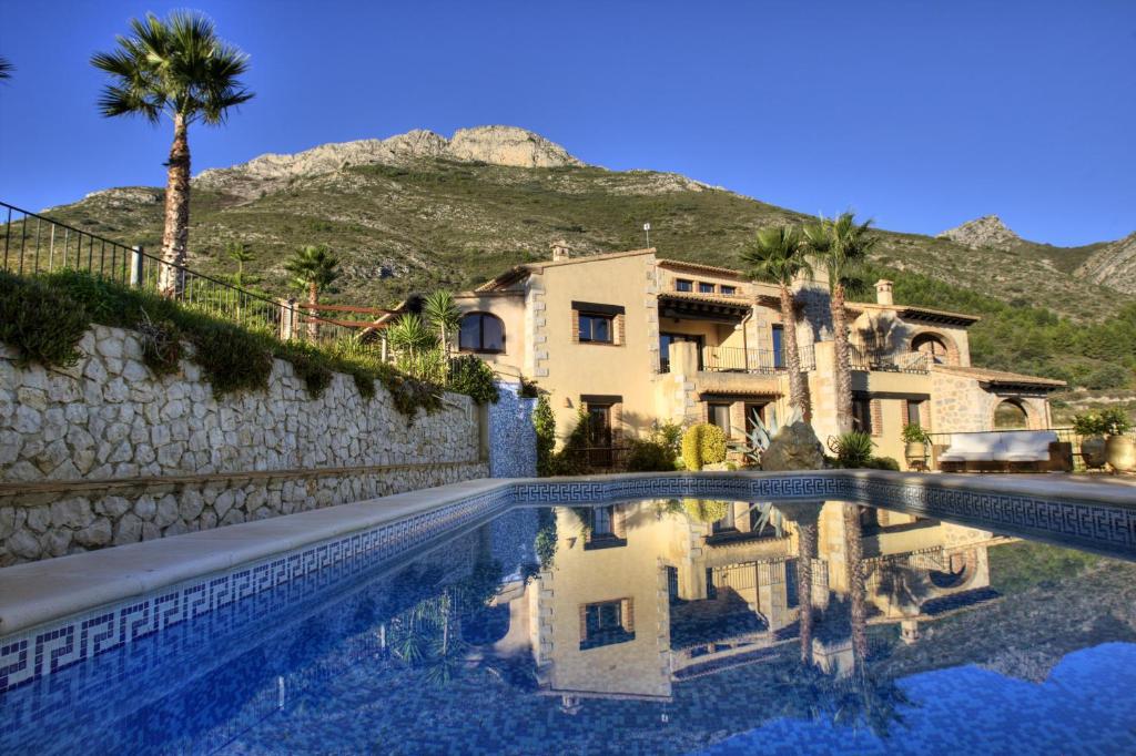 哈隆Caserio del Mirador的山前带游泳池的房子
