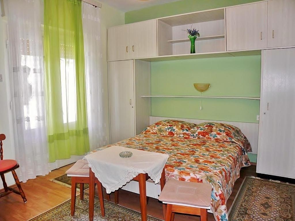 班约勒Alemka的一间卧室配有一张床和一张桌子,