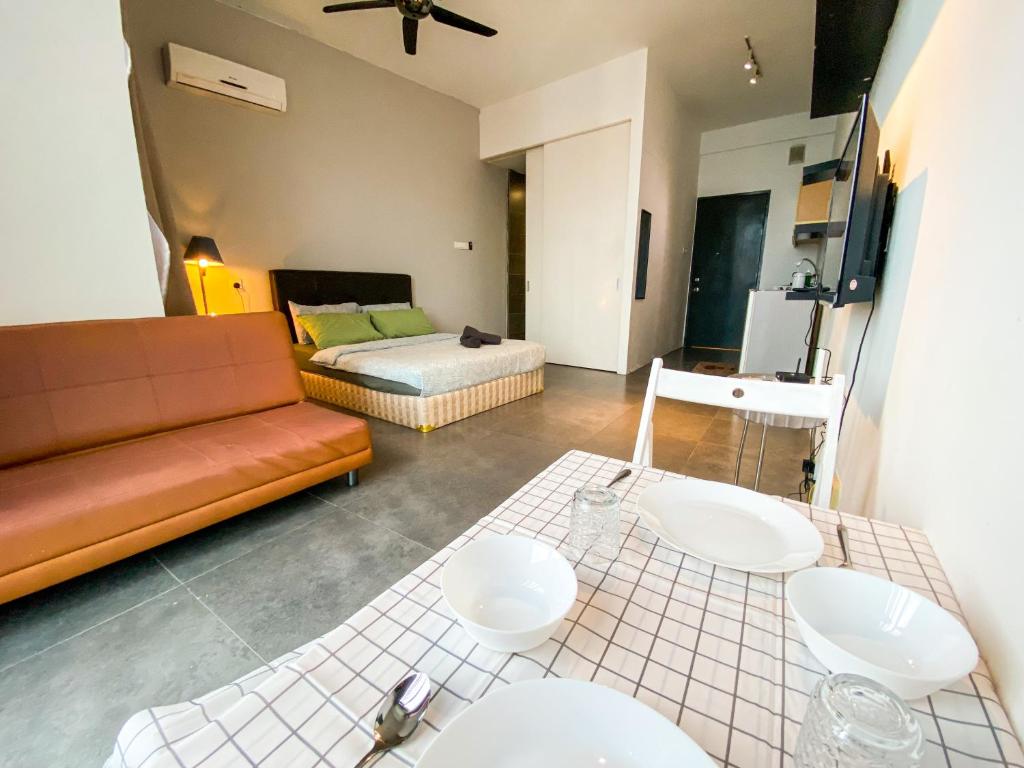 八打灵再也Crown33 Suite (City View)@Petaling Jaya的客厅配有沙发和桌子