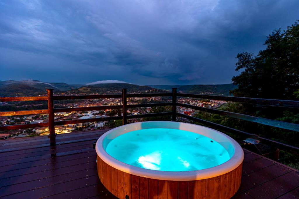 锡吉什瓦拉Pension Bella Vista的观景甲板上的按摩浴缸