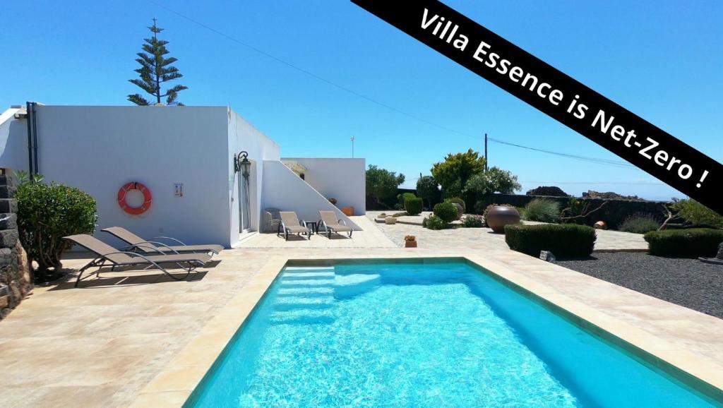 蒂亚斯Villa Essence - a unique detached villa with heated private pool, hottub, gardens, patios and stunning views!的房屋前的游泳池