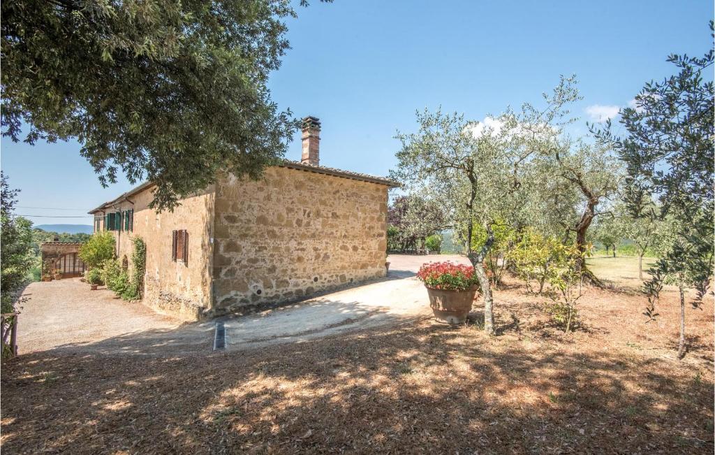 锡耶纳Amazing Home In Siena With Wifi的外景石质建筑,树