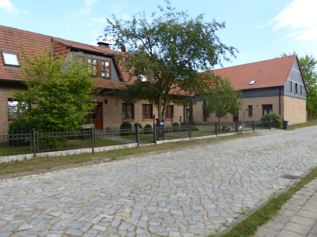 DrosedowFerienhof Rätzsee的房屋前的鹅卵石街道