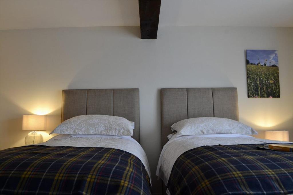 Lane to Richards CastleThe Cedars Ludlow的卧室内两张并排的床