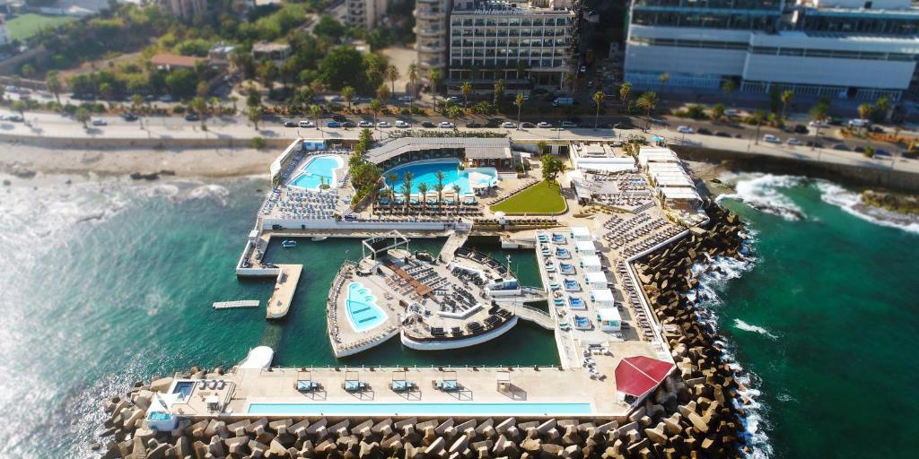 贝鲁特Riviera Hotel and Beach Lounge, Beirut的游轮享有码头的空中景致
