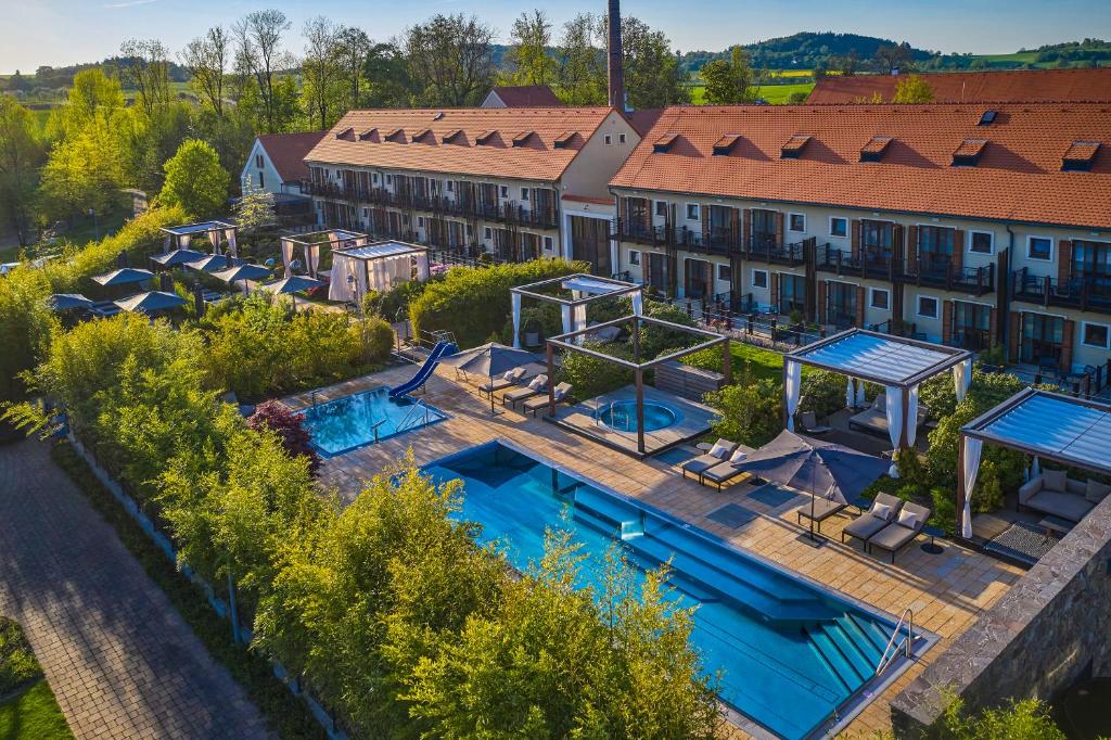 Olbramovice VesResort Čapí Hnízdo的享有酒店空中美景,设有游泳池