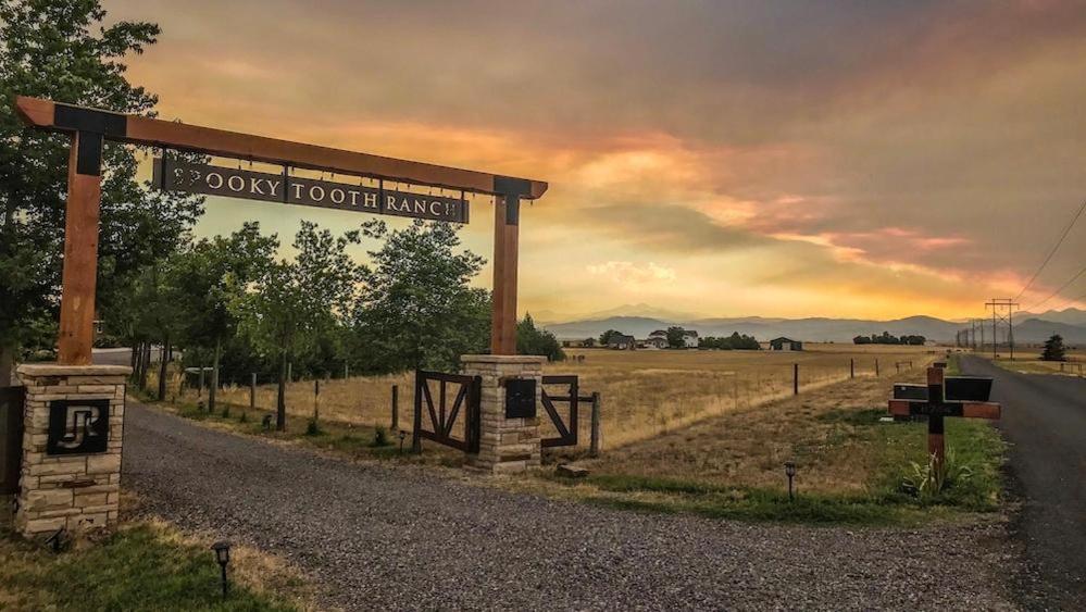 拉夫兰Llama-Stay at Spooky Tooth Ranch - Mtn Views!的一条有读书 ⁇ 舌牧场的标志的道路