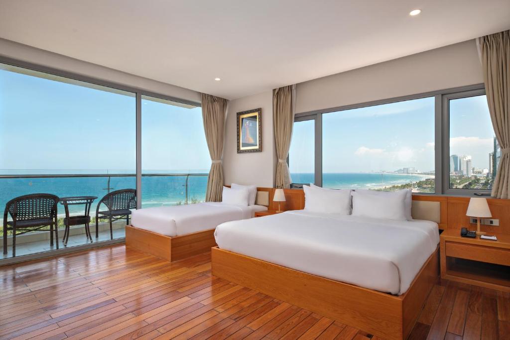 岘港岘港公河大酒店的酒店客房设有两张床,享有海景。