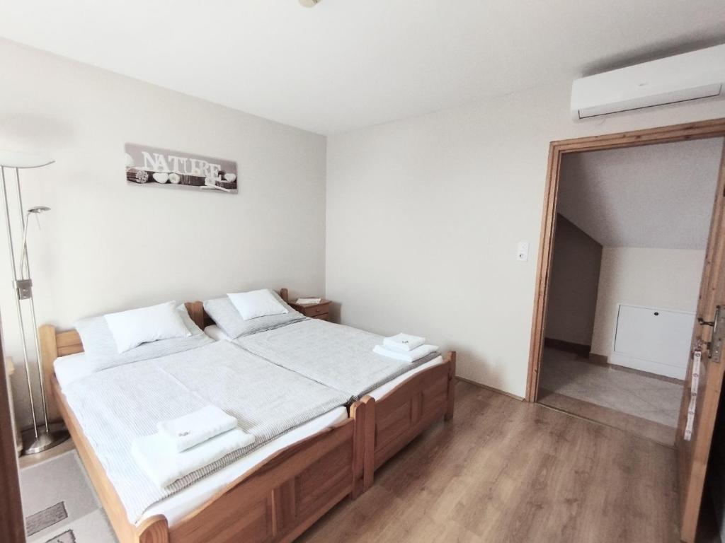 维拉尼埃克哈特旅馆的一间卧室配有一张床和镜子