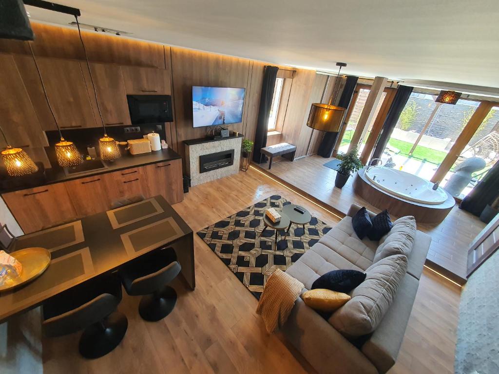 塞格德Meru Minivilla的客厅配有沙发和桌子