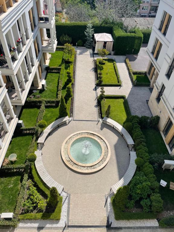 瓦尔纳Mali apartment Varna的享有庭院的空中景致,设有喷泉