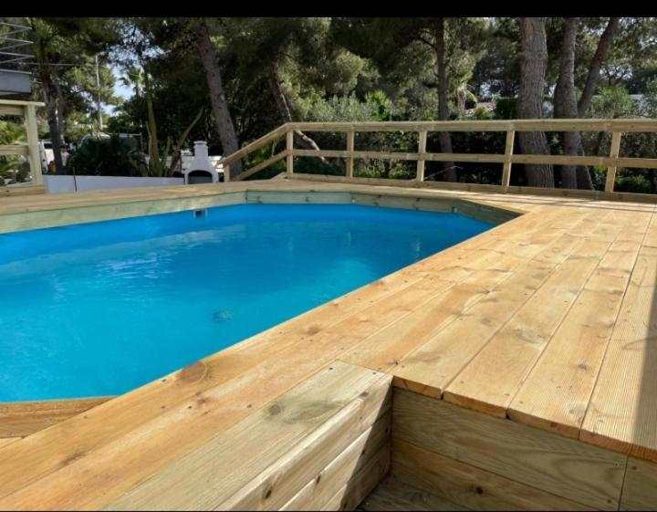 加利波利Vele del Pizzo - piscina的一座带木甲板的游泳池,毗邻一个木制游泳池