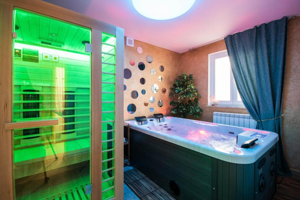 波雷奇Wellness Studio D'Or - Exclusive NEW apartment With whirlpool, sauna, sunny terrace, private parking的一间带大浴缸和淋浴的浴室