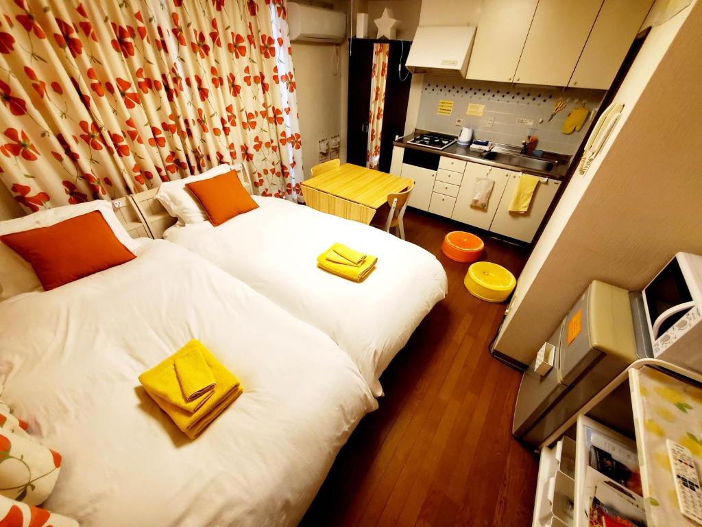 神户petit room201三宮10mim的一间小房间,配有两张床和厨房