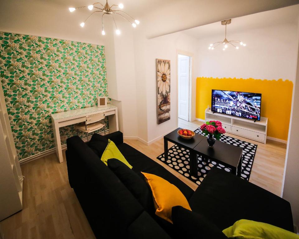 布加勒斯特Comfort & Style - KISELEFF - ARCUL DE TRIUMF -的带沙发和电视的客厅