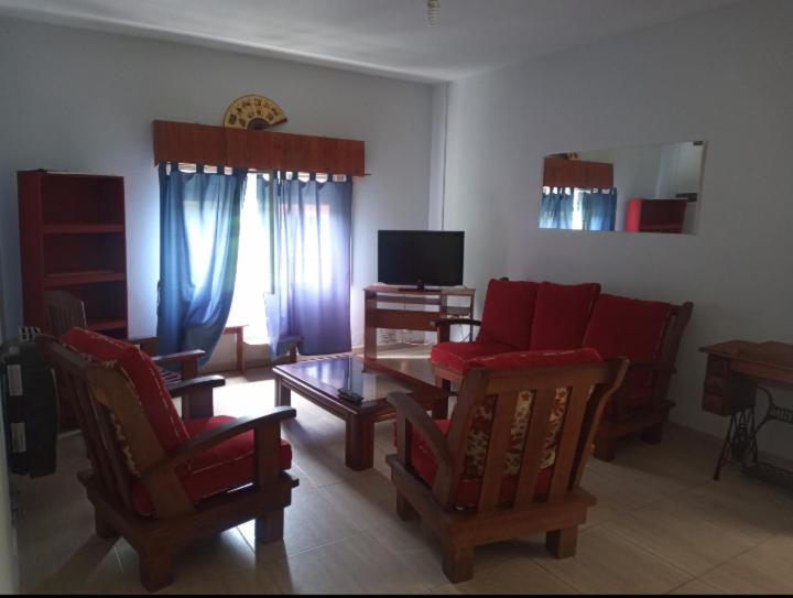 圣哈维尔Casa en Las Tapias cerca de Villa de Las Rosas的客厅配有红色椅子和桌子