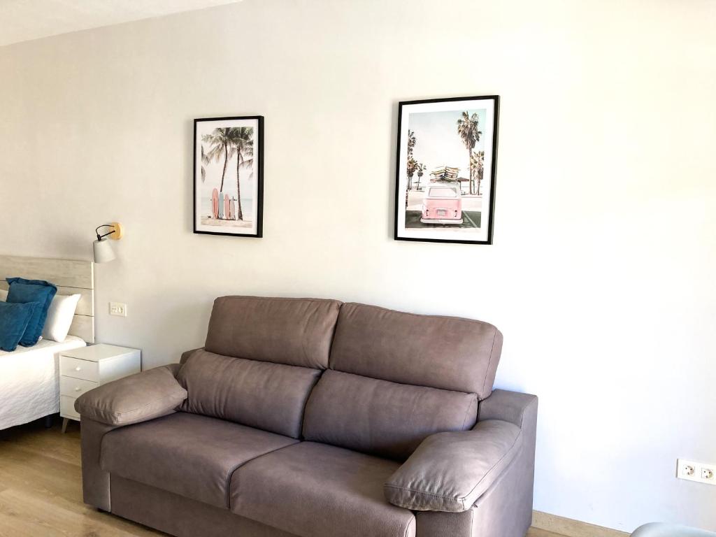 多列毛利诺斯拉诺加乐拉公寓的客厅配有沙发和1张床