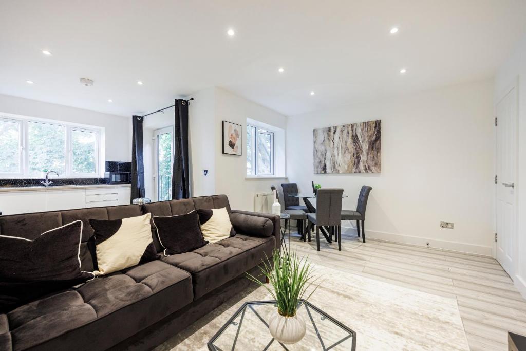 滨海绍森德Modern apartment -Perfect for Contractors & Families By Luxiety Stays Serviced Accommodation Southend on Sea的客厅配有沙发和桌子