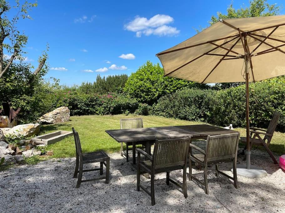 特拉本特拉巴赫Secret Hideaway with picturesque Sundown Views的一张带椅子的木桌和一把伞