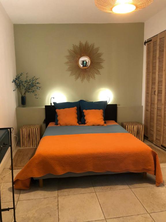 马赛苏乐克劳切公寓的一间卧室配有一张带橙色毯子的大床
