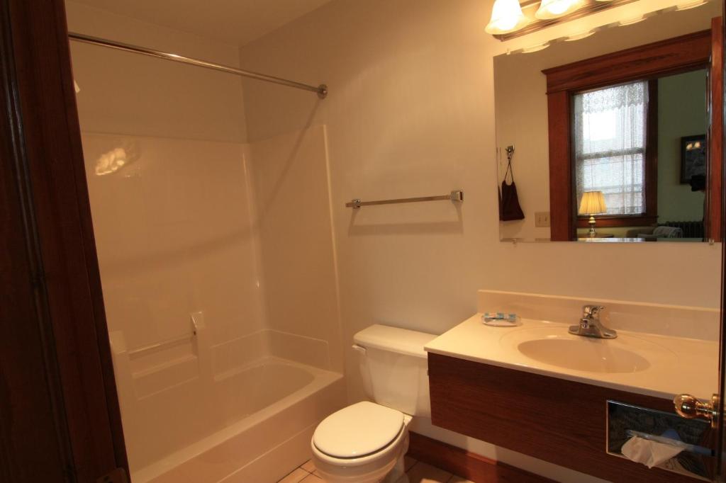 利德市政厅酒店的浴室配有卫生间、浴缸和水槽。