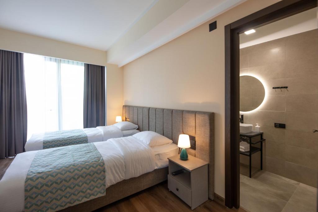Dedoplis TskaroHotel Takara的酒店客房带两张床和一间浴室