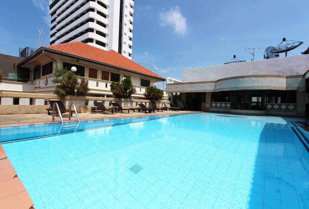 芭堤雅市中心A.A.芭堤雅酒店的一座高楼旁边的大型游泳池