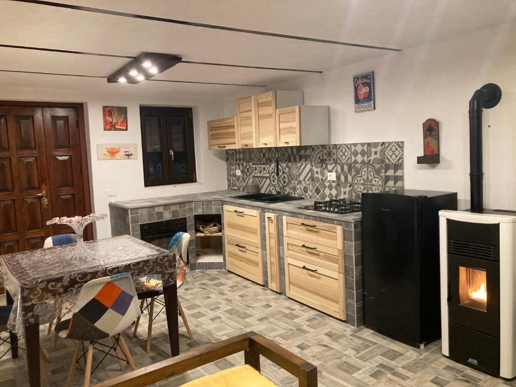 圣埃乌费米亚阿马伊埃拉CASA MUPI的厨房配有黑色冰箱和桌子